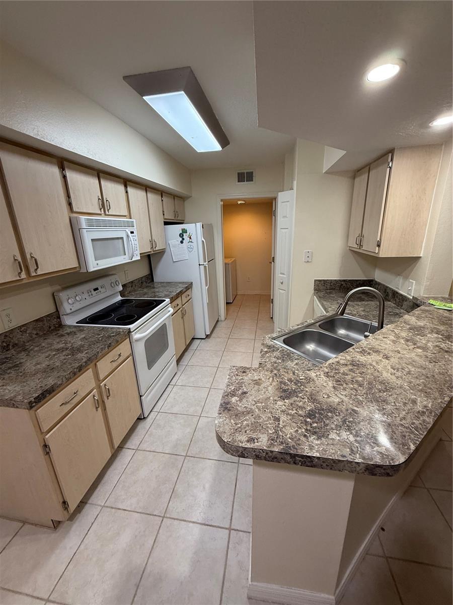 Image 9 of 21 For 814 Crest Pines Drive 915