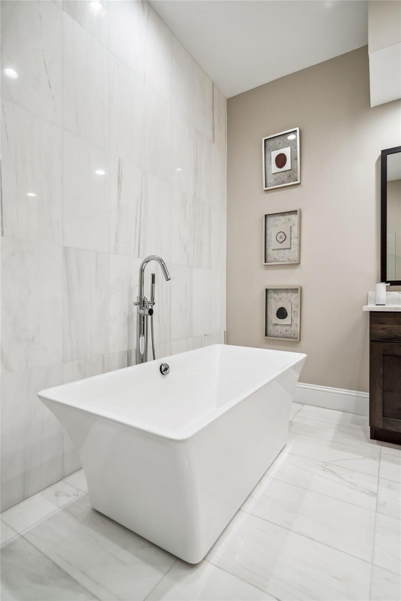 Image 20 of 35 For 220 Summerlin Avenue