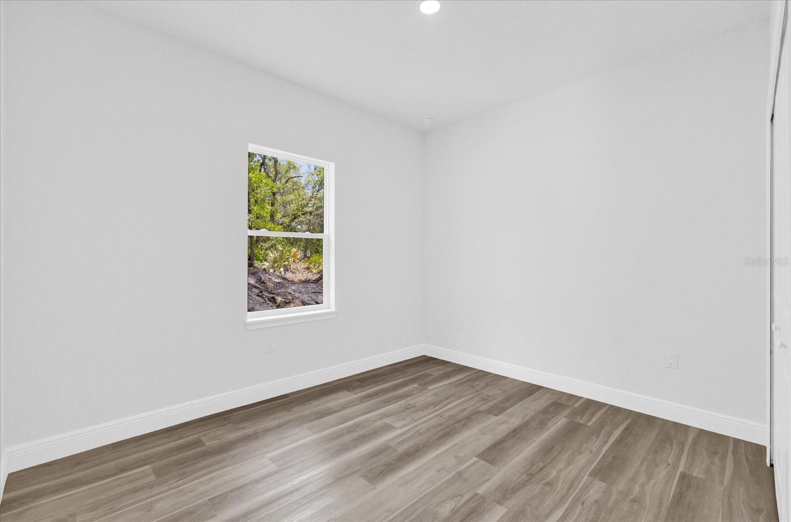 Listing photo id 11 for 6581 Bedstrow Boulevard