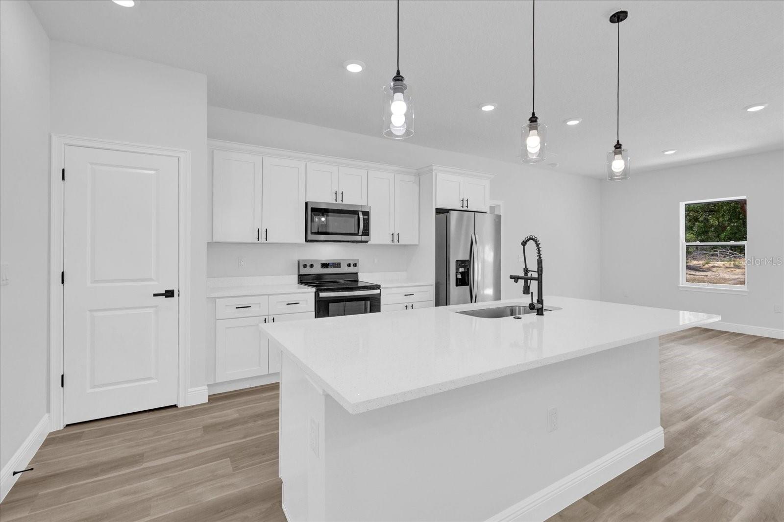 Listing photo id 14 for 6581 Bedstrow Boulevard