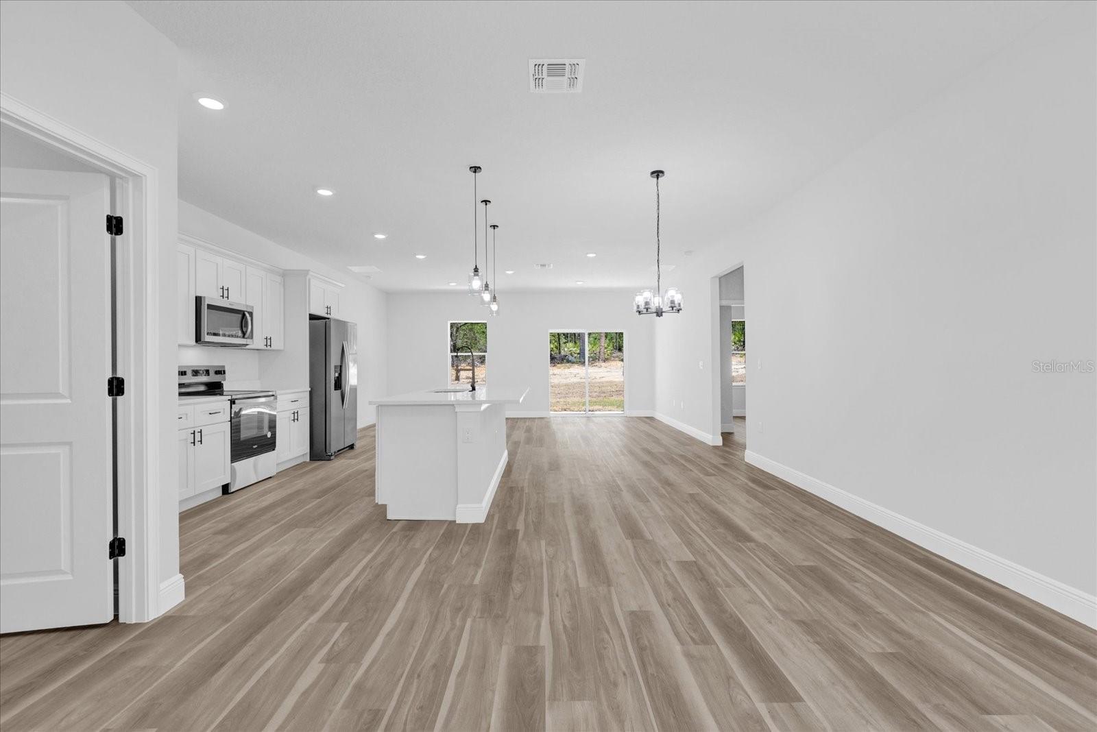 Listing photo id 4 for 6581 Bedstrow Boulevard