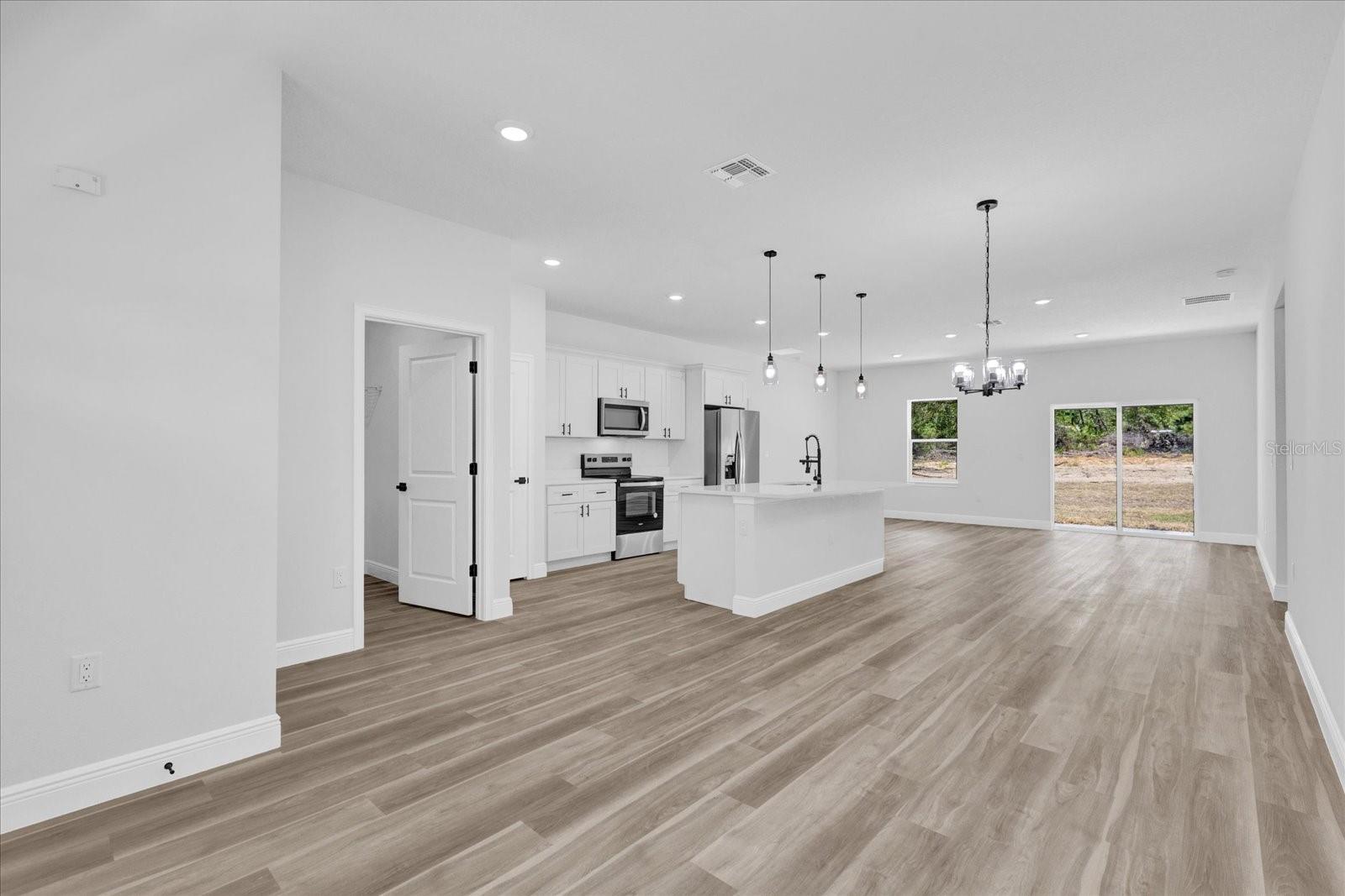 Listing photo id 5 for 6581 Bedstrow Boulevard