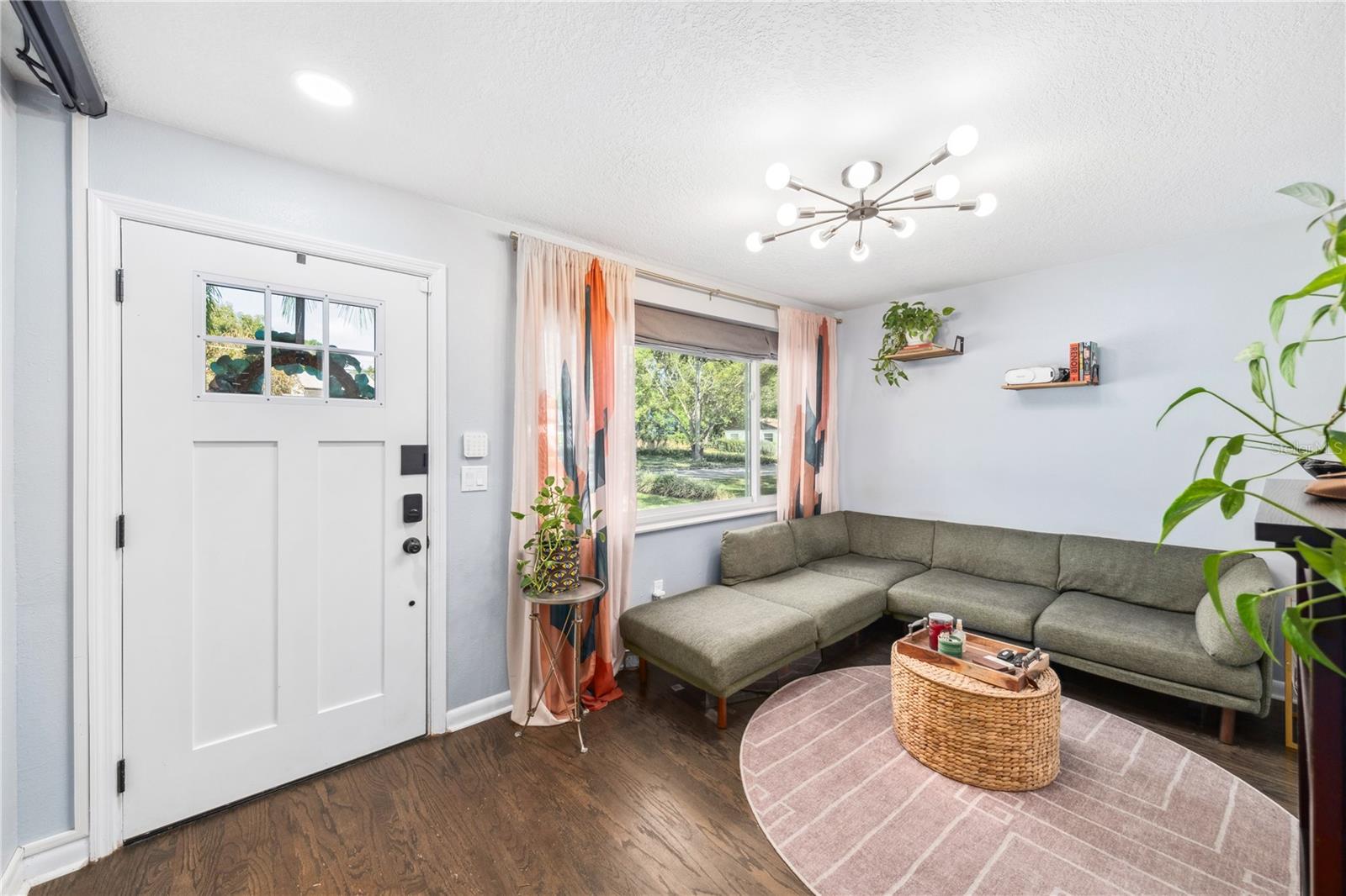 Image 3 of 25 For 1421 Hampton Avenue