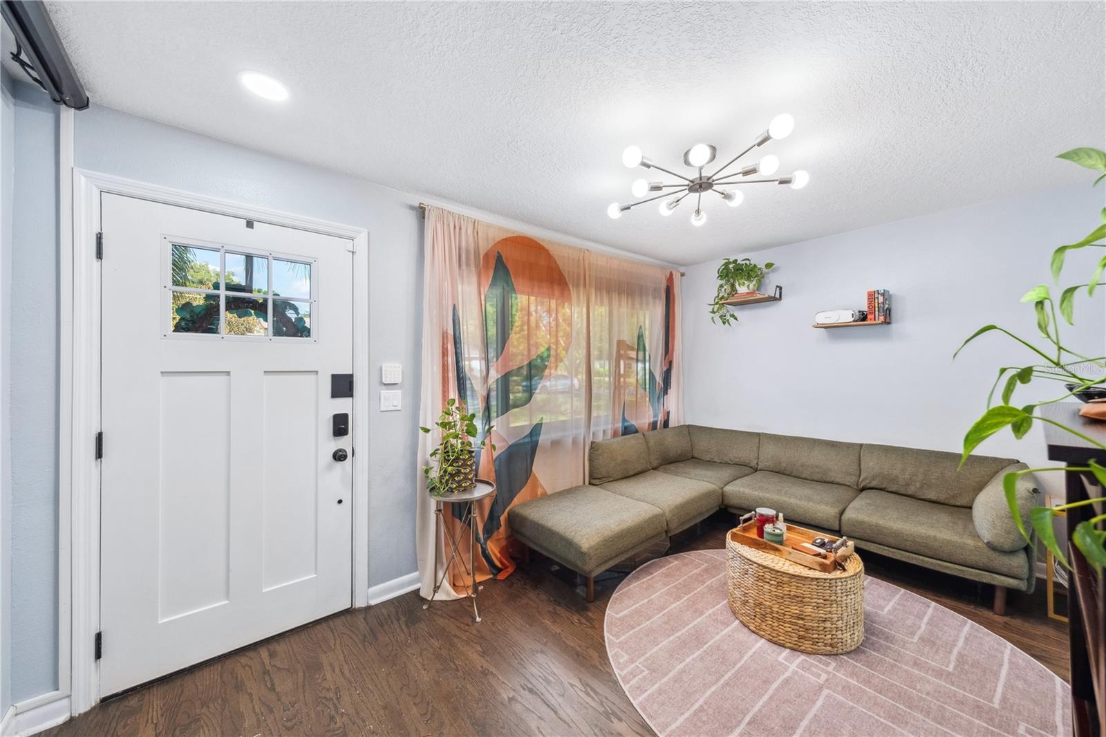 Image 5 of 25 For 1421 Hampton Avenue