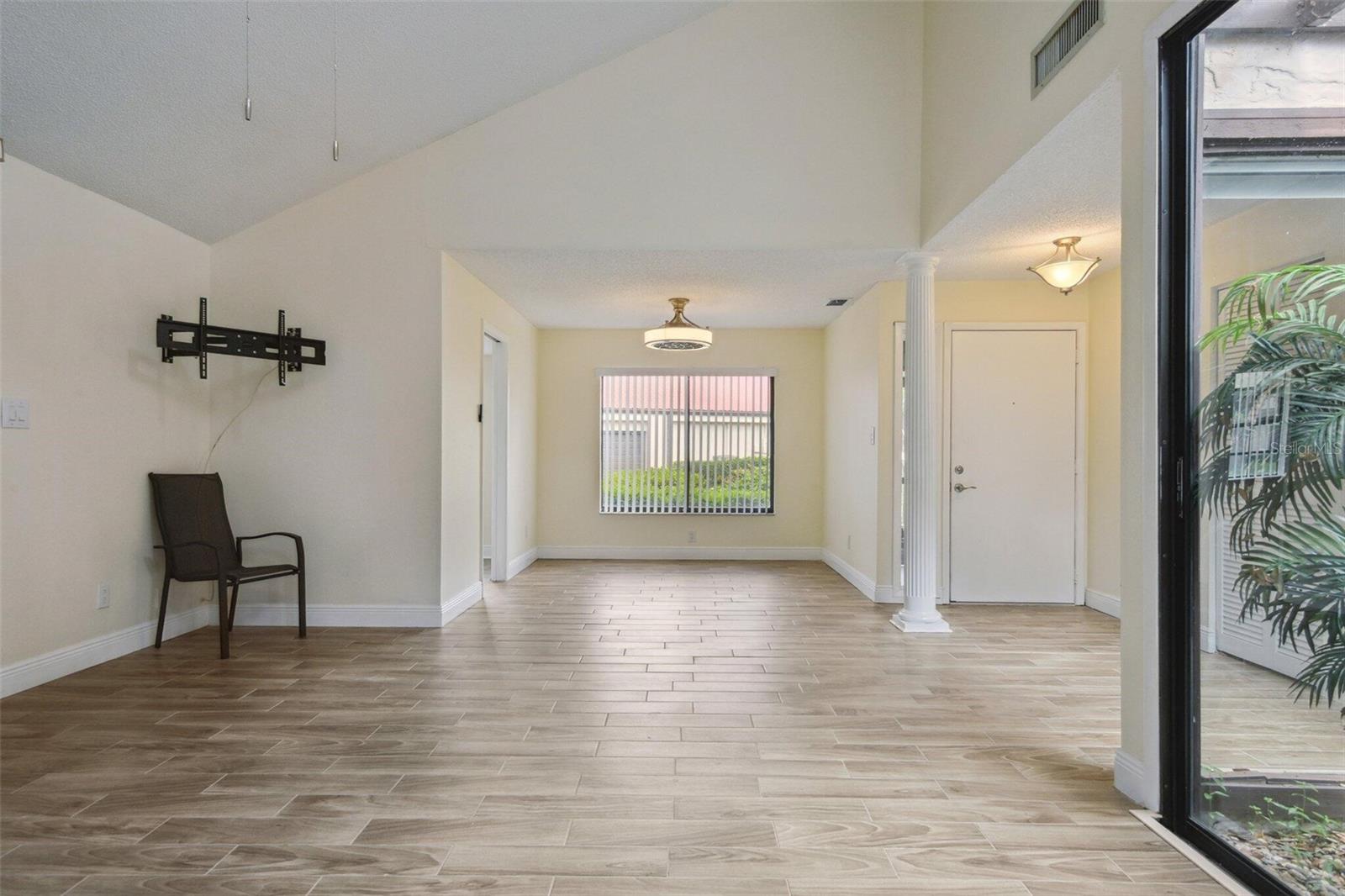 Image 10 of 24 For 107 Seville Court N