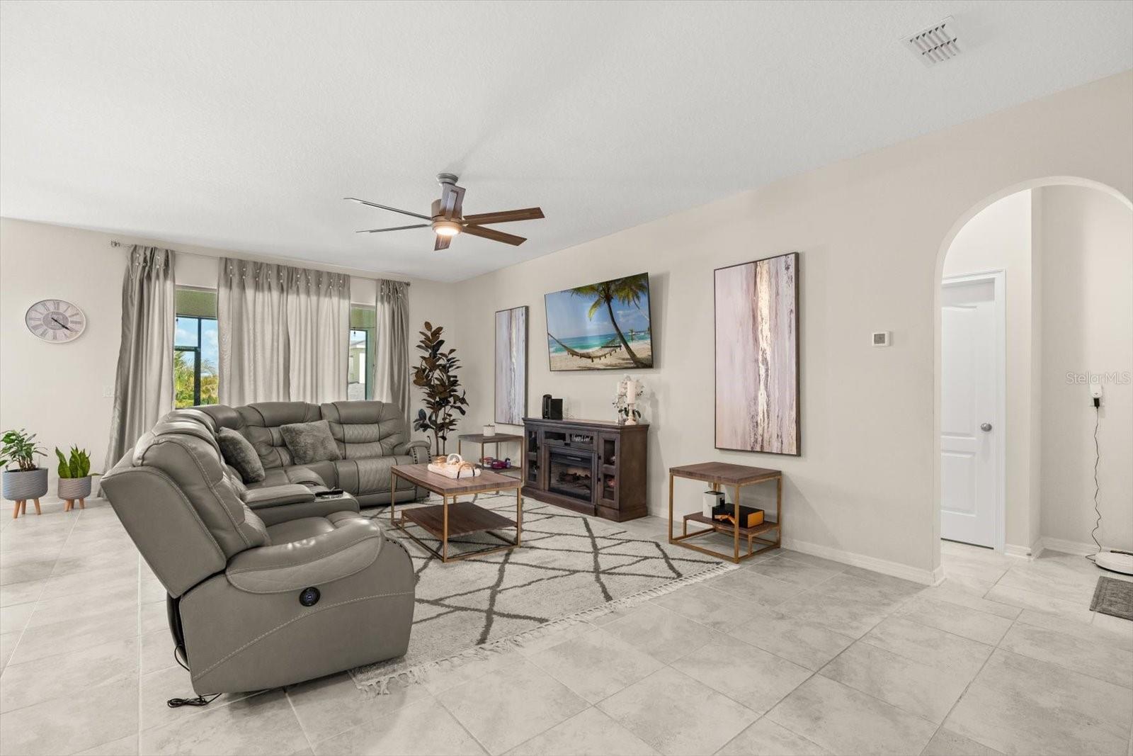 Image 10 of 43 For 889 Boxelder Avenue