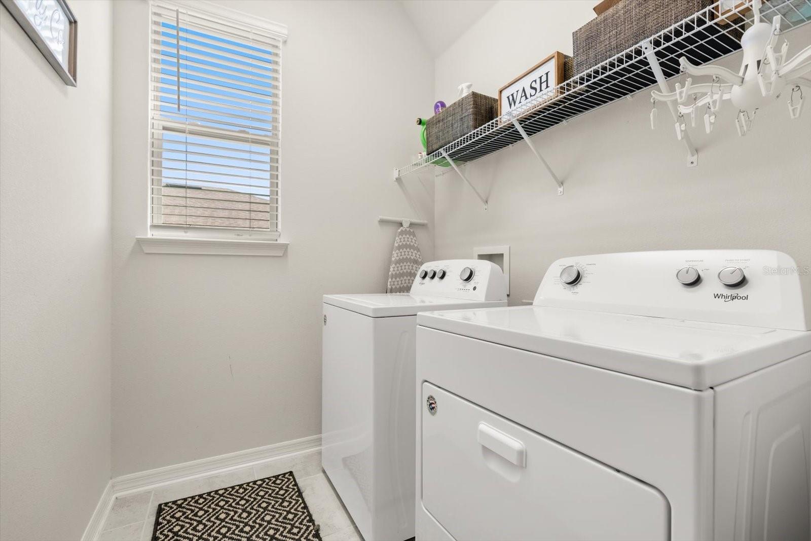 Image 21 of 43 For 889 Boxelder Avenue