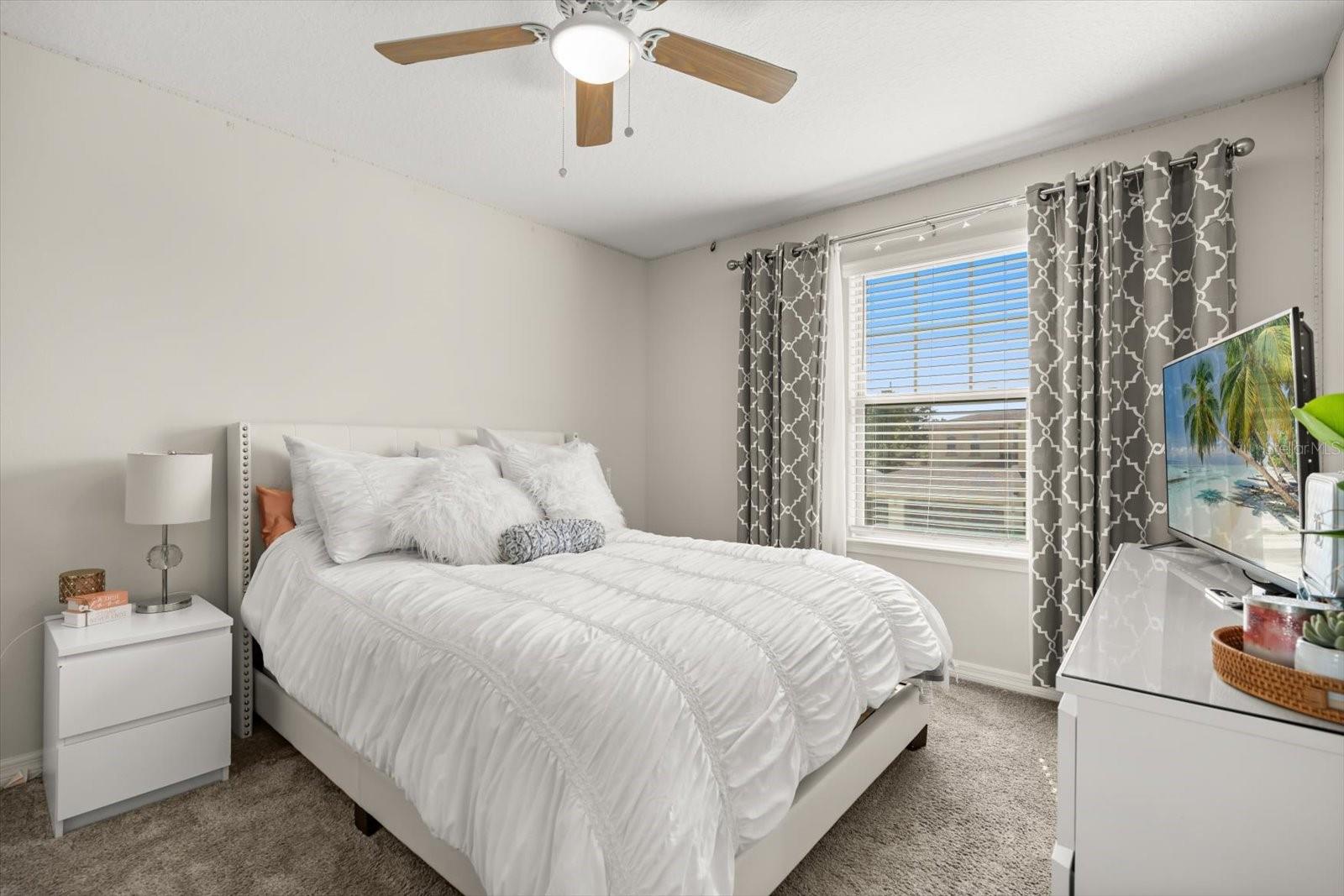 Image 31 of 43 For 889 Boxelder Avenue
