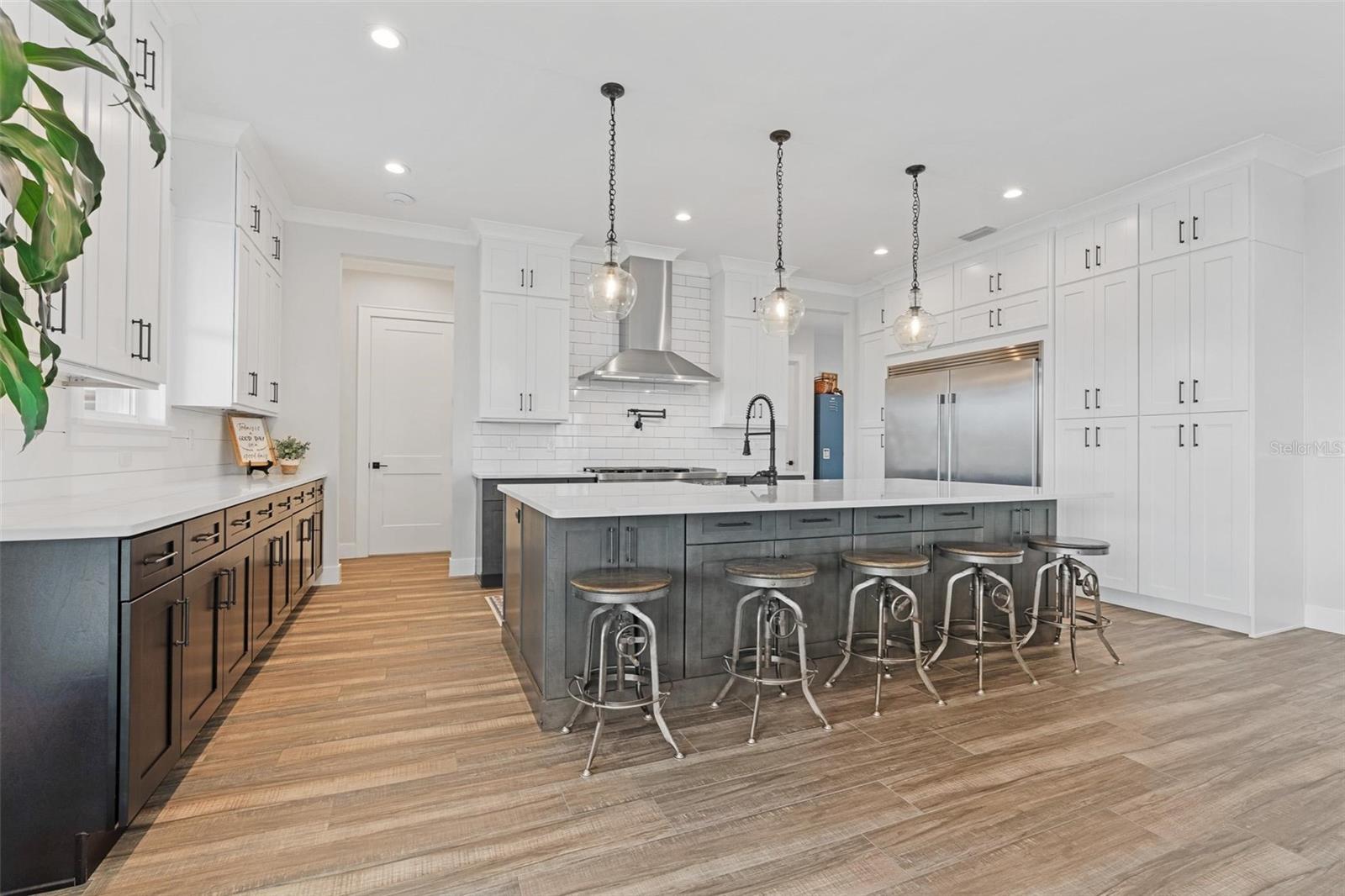 Image 11 of 72 For 907 Celadon Street