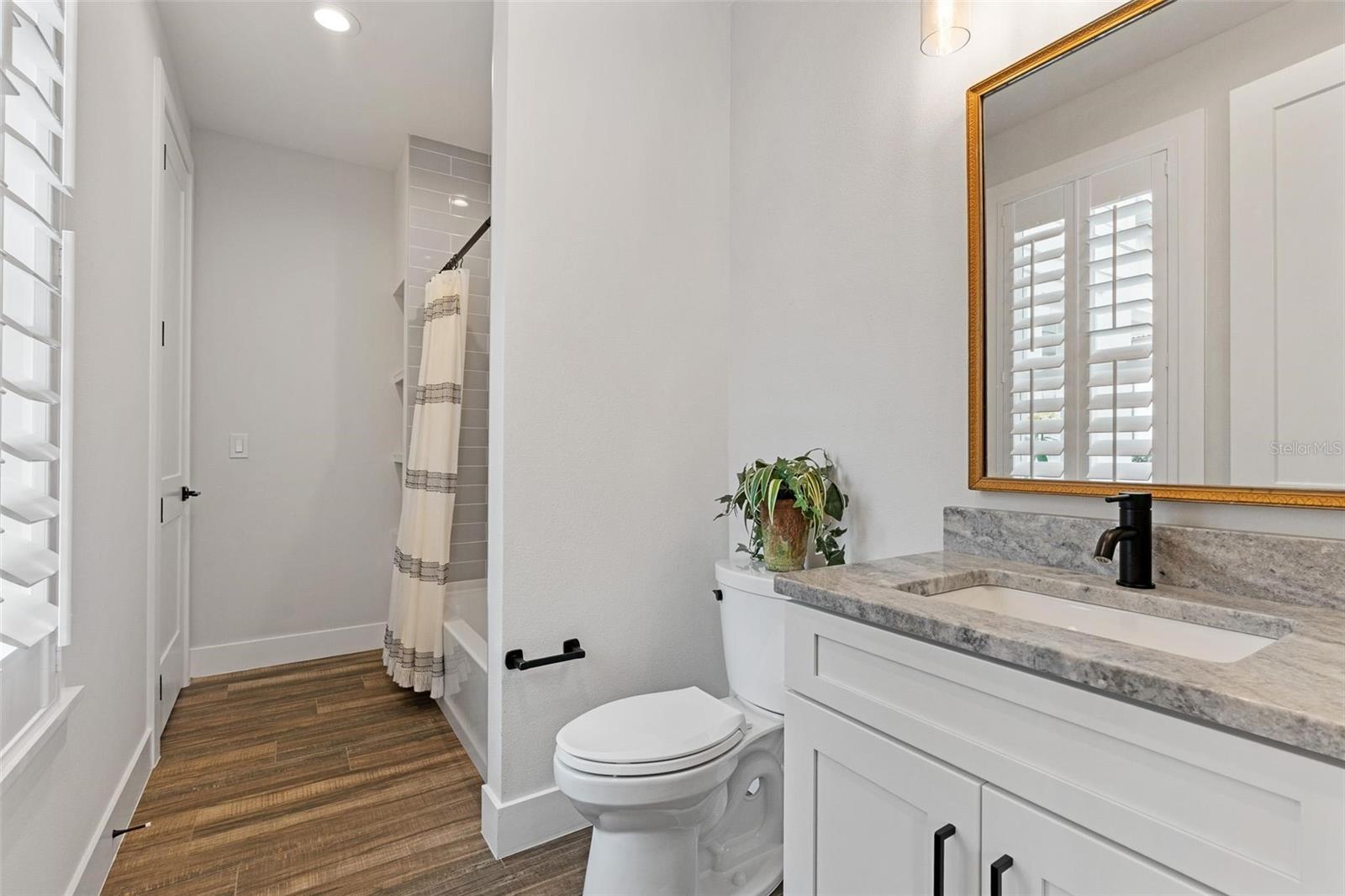 Image 20 of 72 For 907 Celadon Street