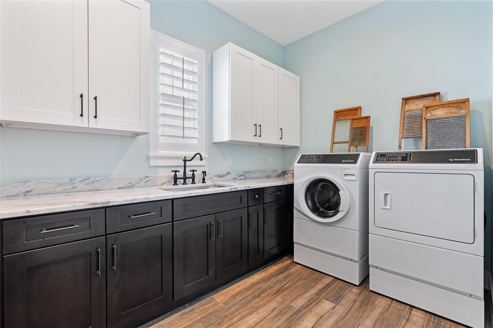 Image 33 of 72 For 907 Celadon Street