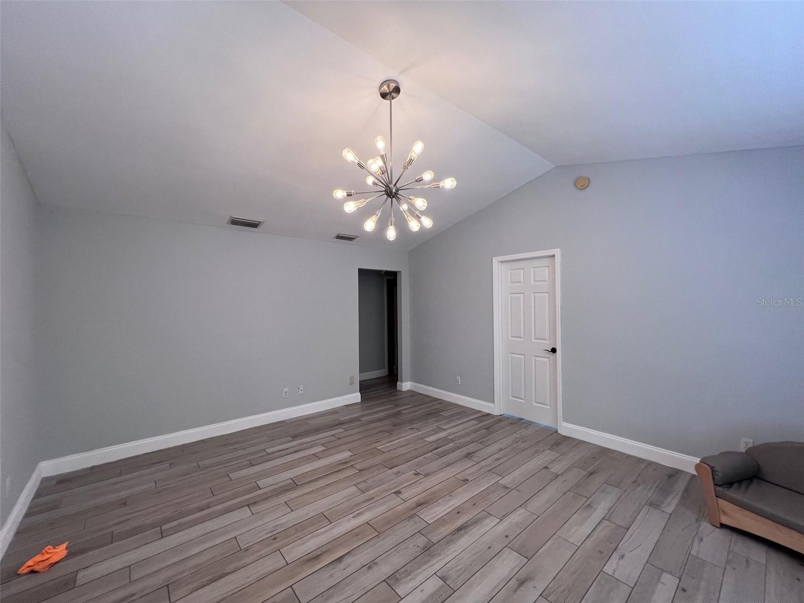 Image 11 of 30 For 10027 Creekwater Boulevard