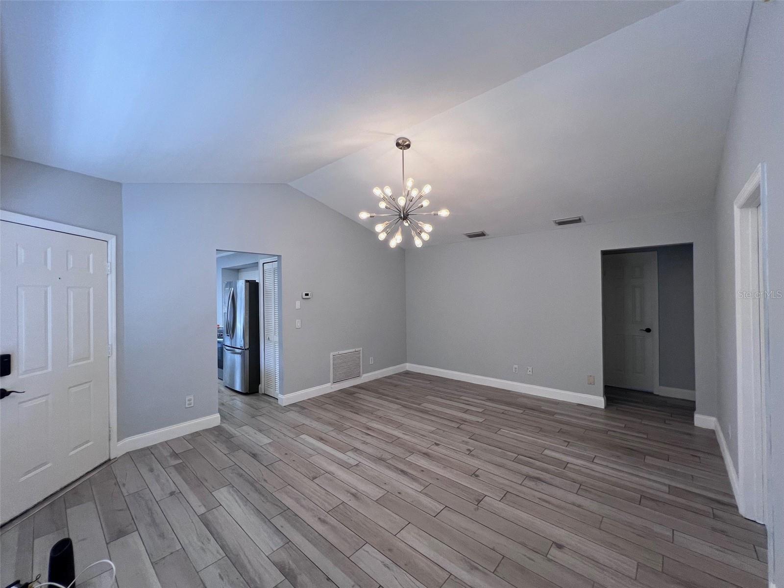 Image 13 of 30 For 10027 Creekwater Boulevard