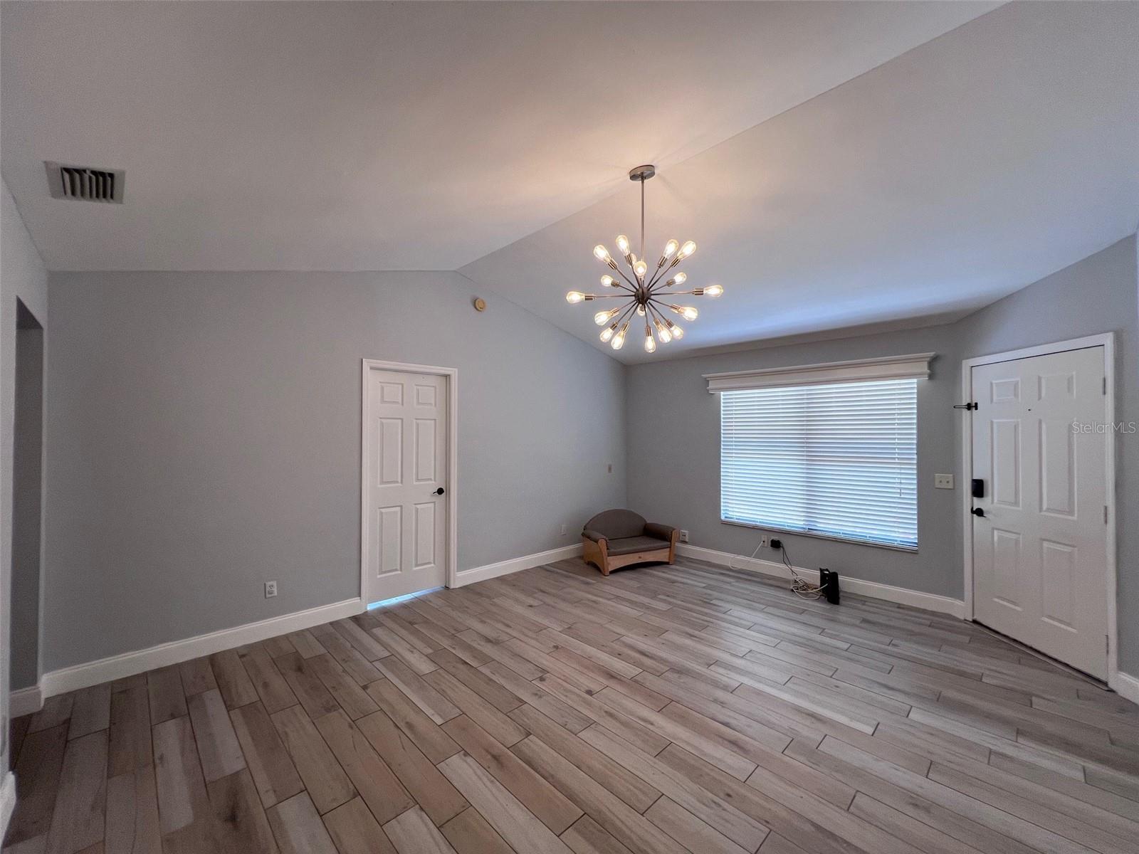 Image 14 of 30 For 10027 Creekwater Boulevard