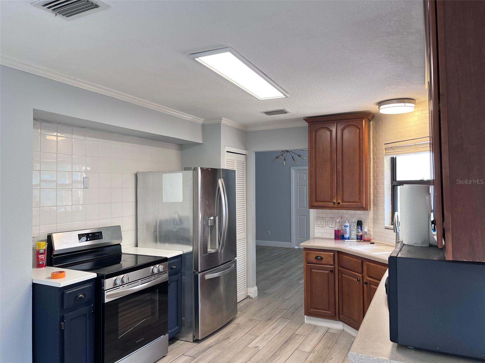 Image 6 of 30 For 10027 Creekwater Boulevard