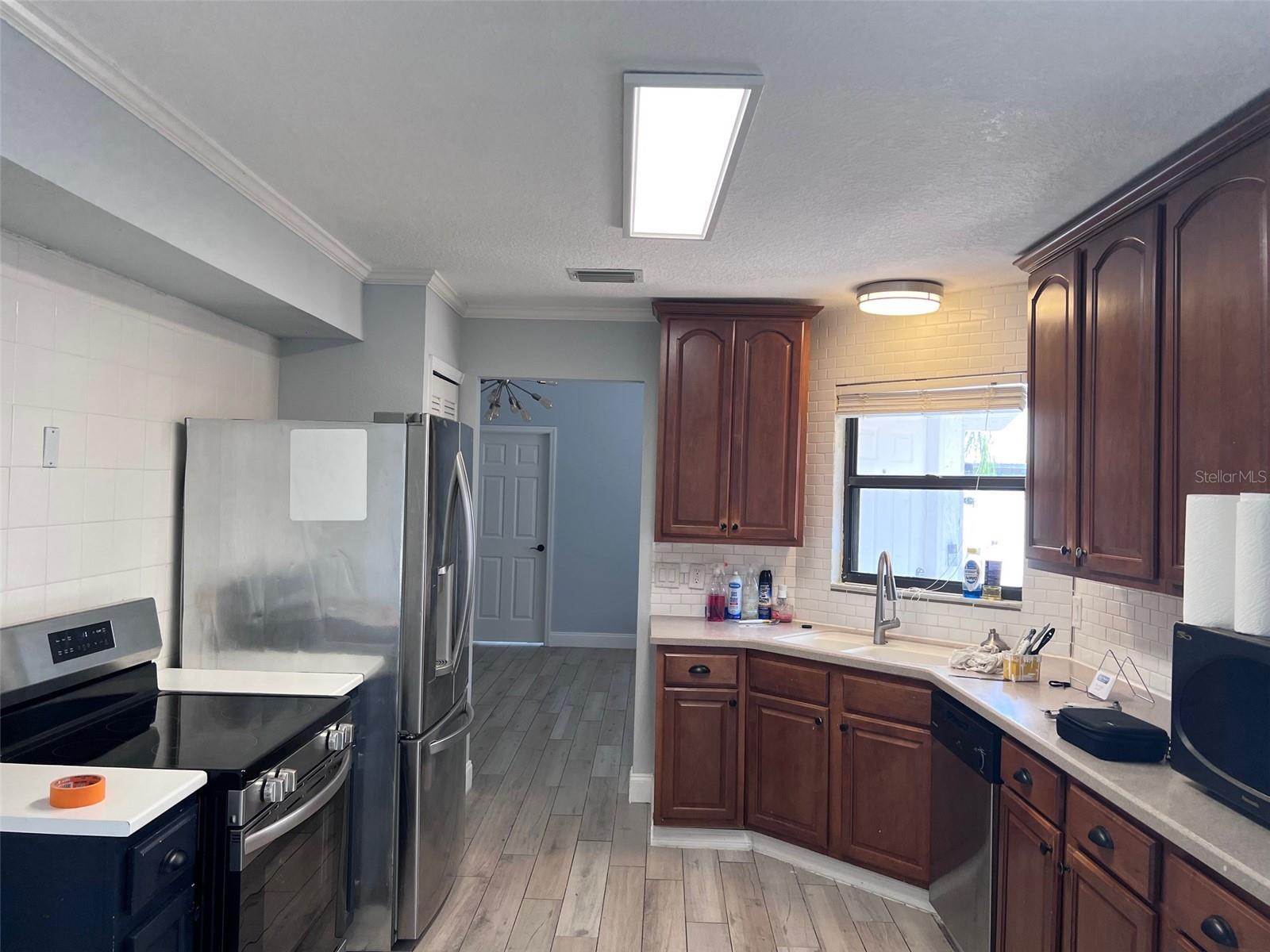 Image 7 of 30 For 10027 Creekwater Boulevard