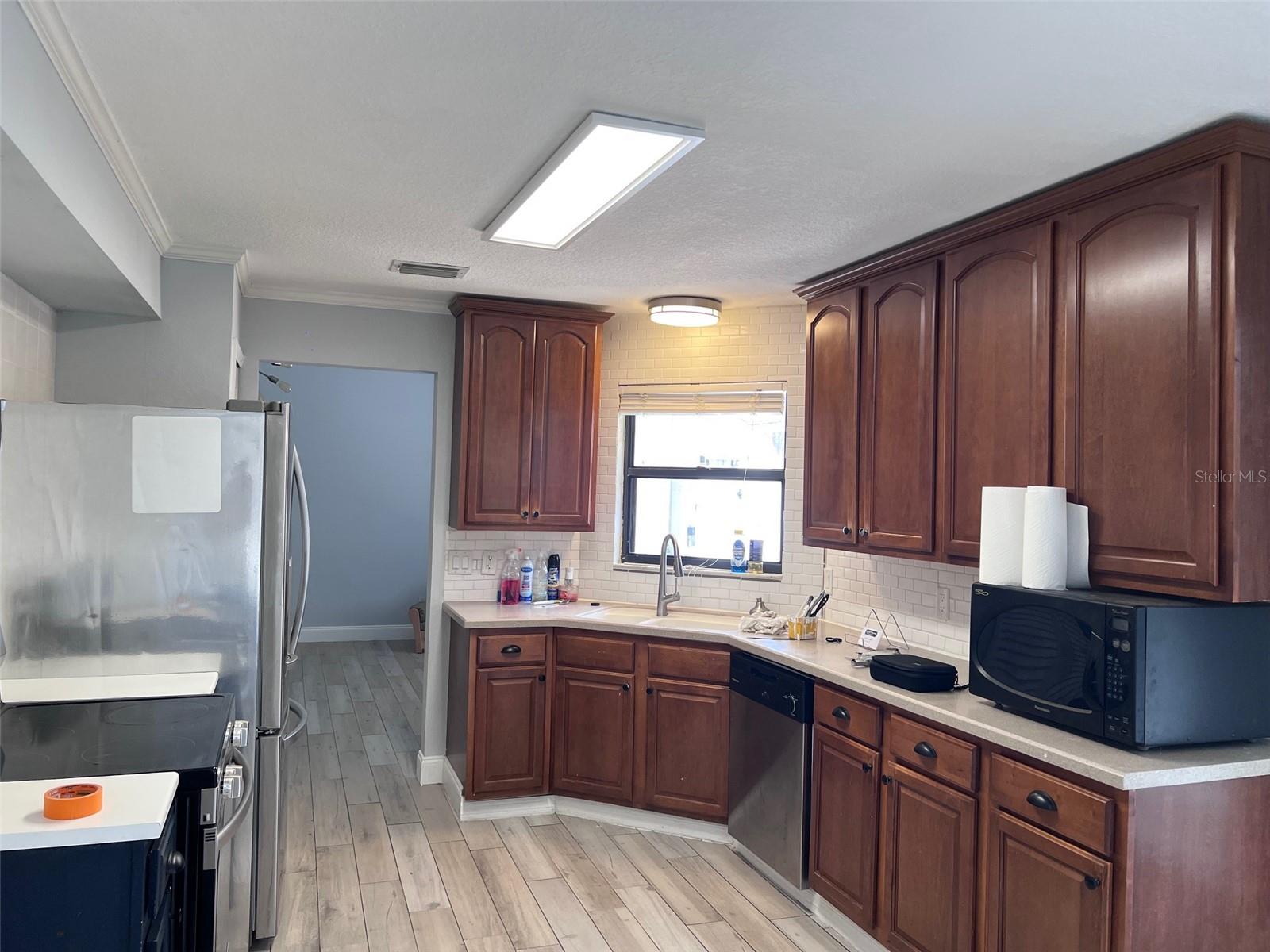 Image 8 of 30 For 10027 Creekwater Boulevard