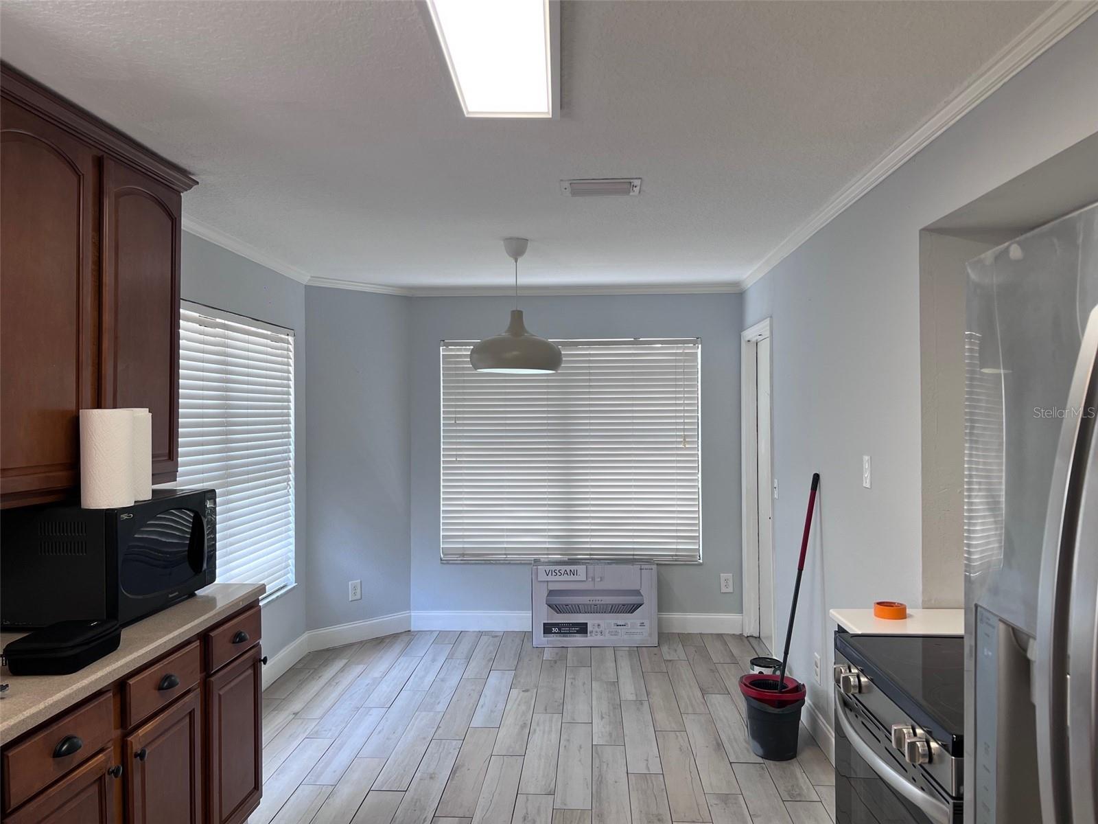 Image 9 of 30 For 10027 Creekwater Boulevard