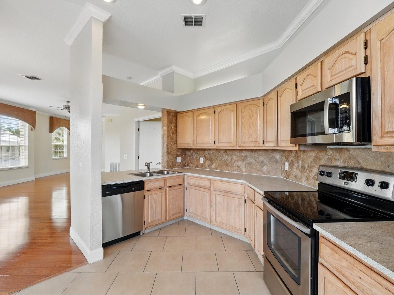 Image 20 of 41 For 7021 Della Drive 51