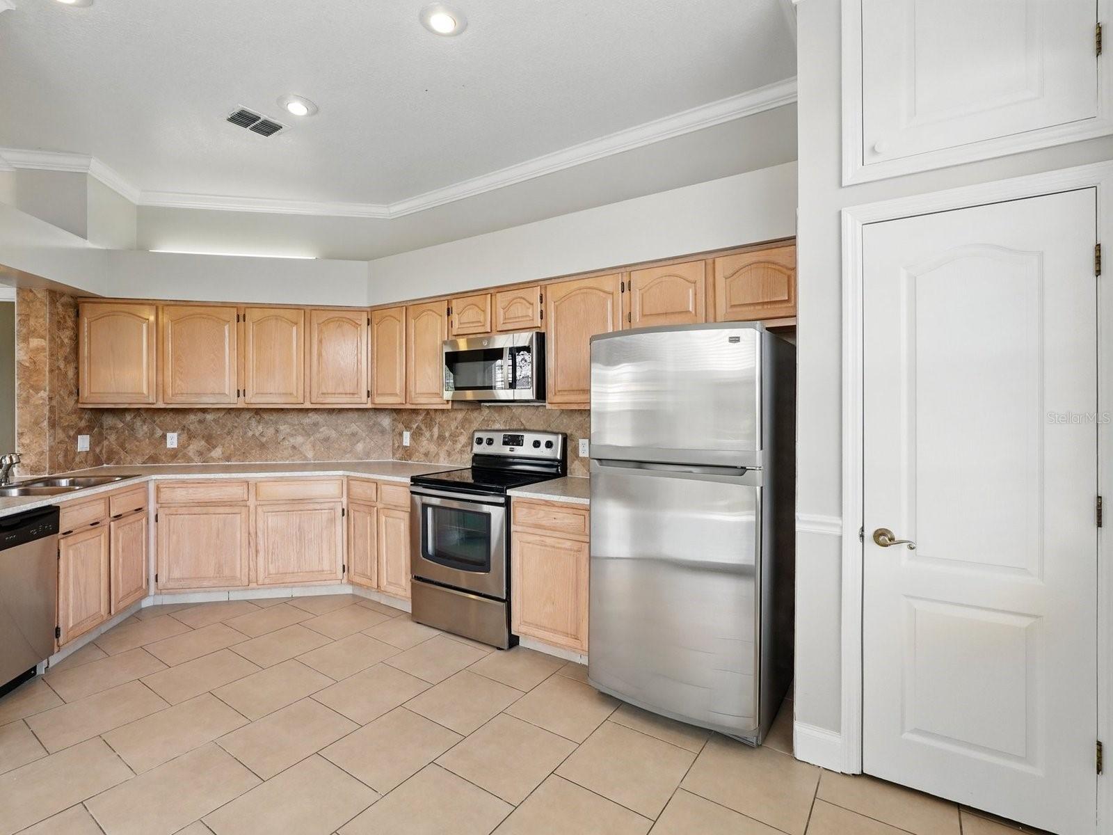 Image 23 of 41 For 7021 Della Drive 51