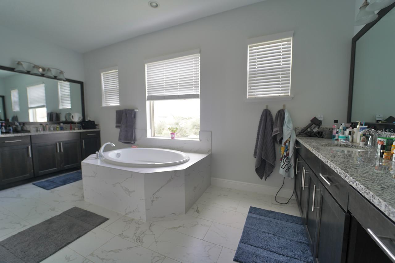Image 7 of 13 For 15161 Canoe Place