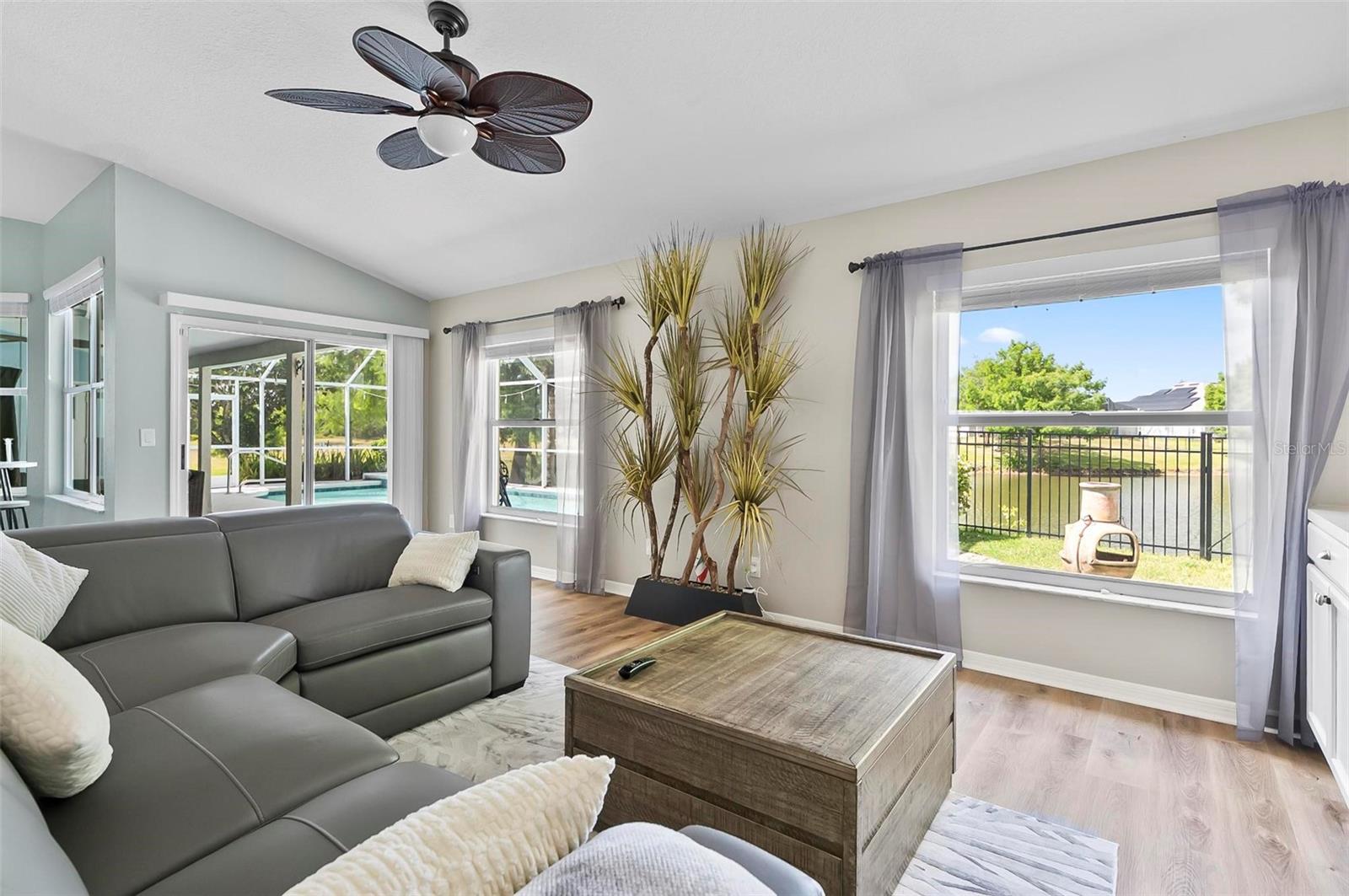 Image 10 of 41 For 633 Lakehaven Circle
