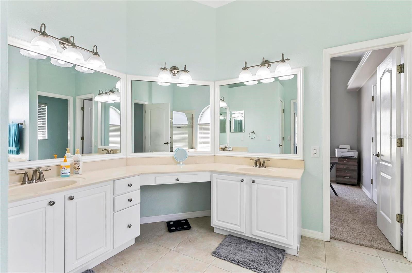 Image 13 of 41 For 633 Lakehaven Circle