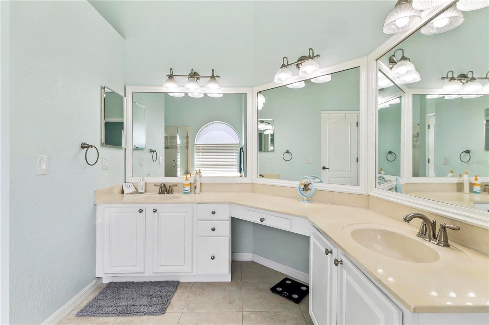 Image 14 of 41 For 633 Lakehaven Circle