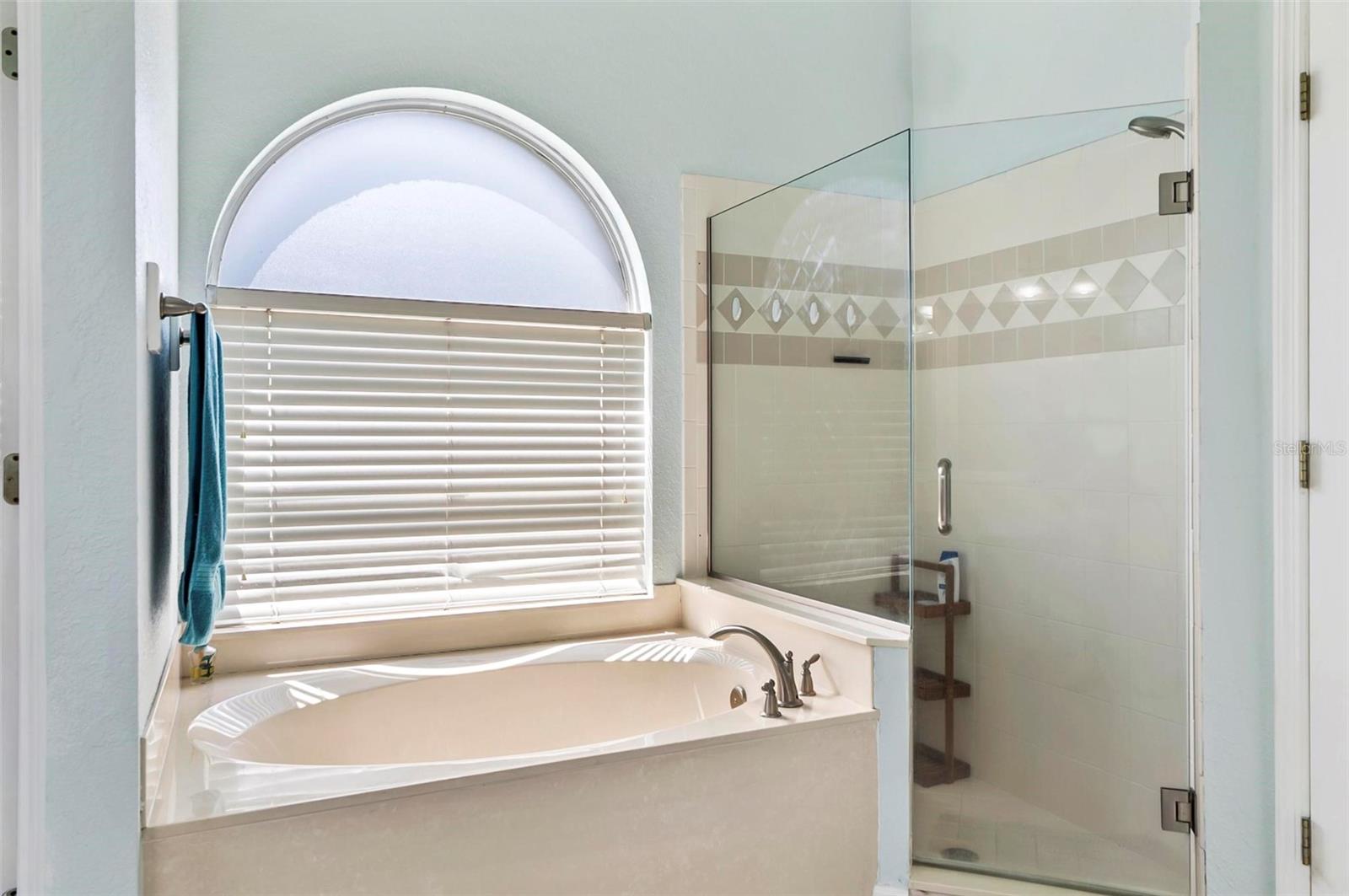Image 16 of 41 For 633 Lakehaven Circle