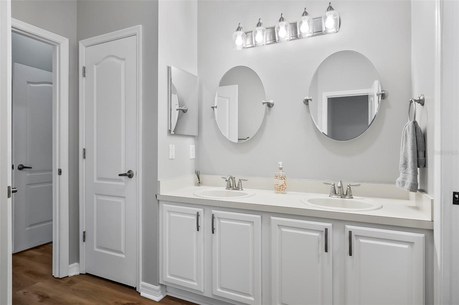 Image 21 of 41 For 633 Lakehaven Circle