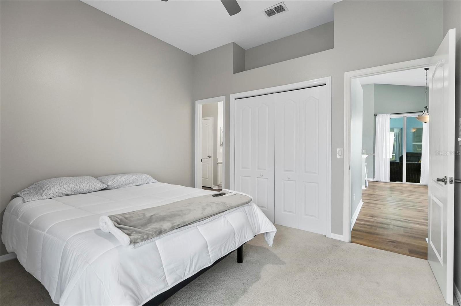 Image 22 of 41 For 633 Lakehaven Circle