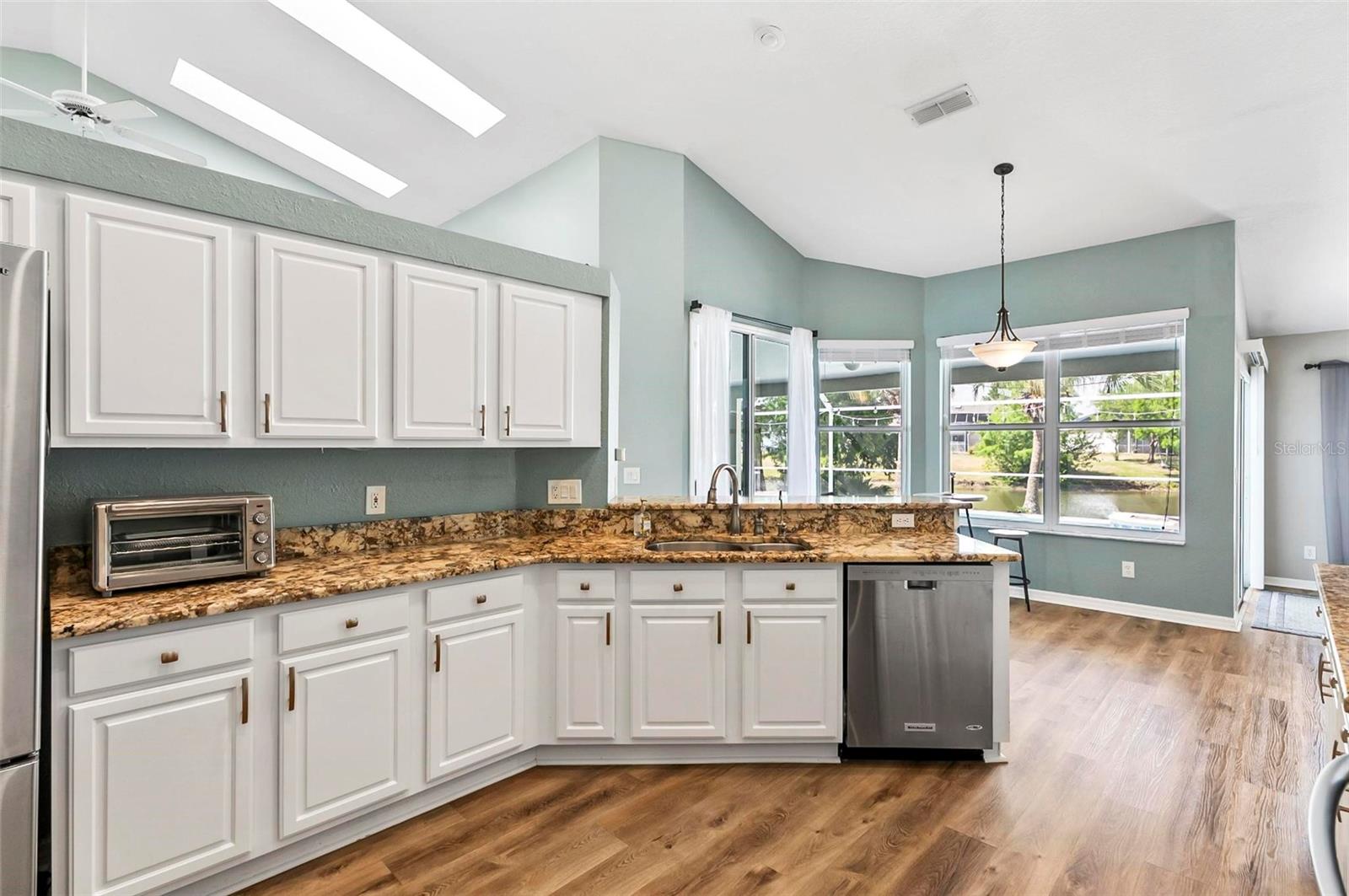 Image 5 of 41 For 633 Lakehaven Circle