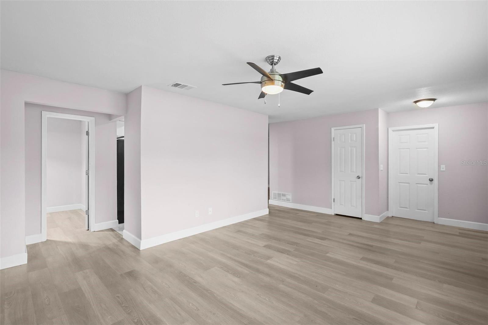 Listing photo id 13 for 10140 Bridlewood Avenue