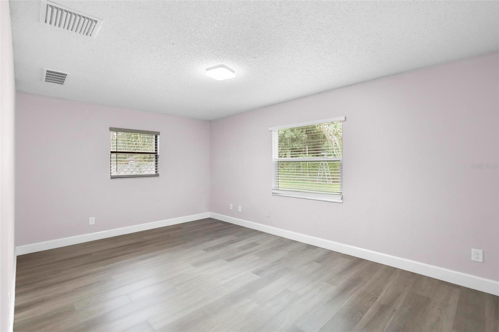 Listing photo id 14 for 10140 Bridlewood Avenue