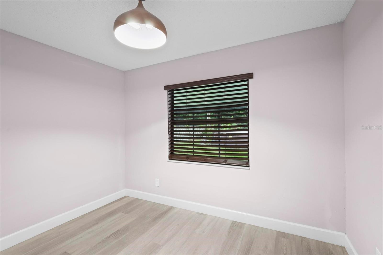 Listing photo id 20 for 10140 Bridlewood Avenue