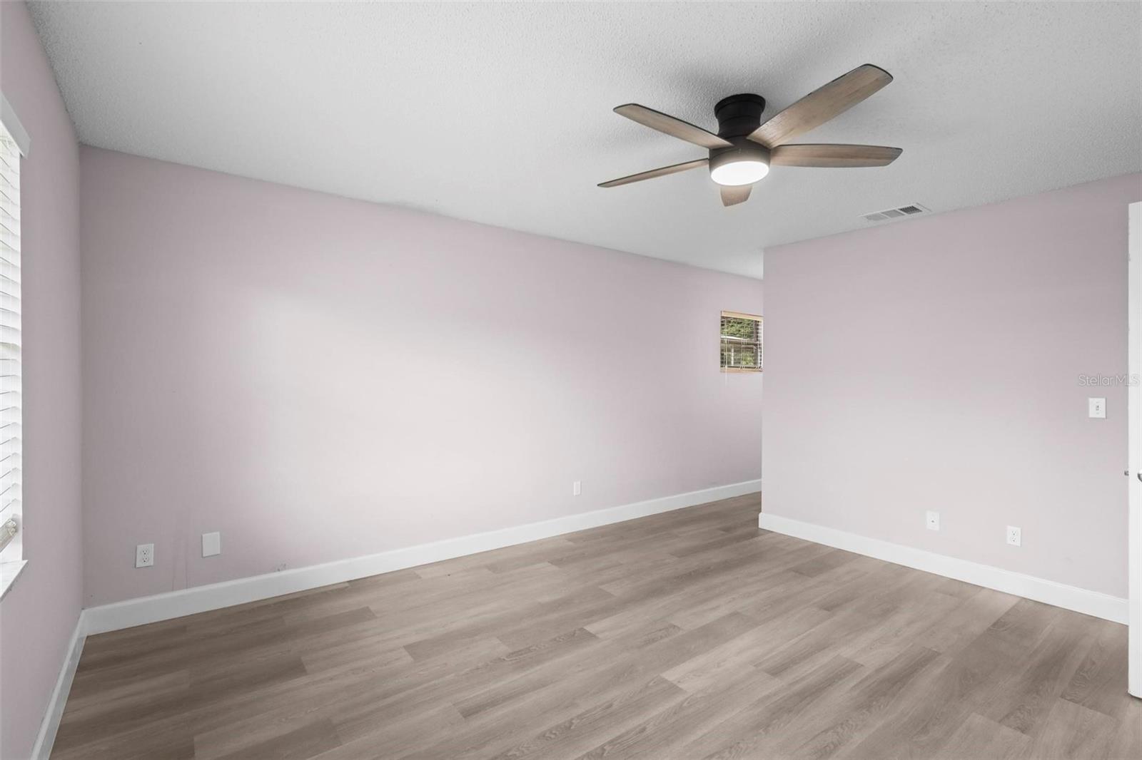 Listing photo id 22 for 10140 Bridlewood Avenue