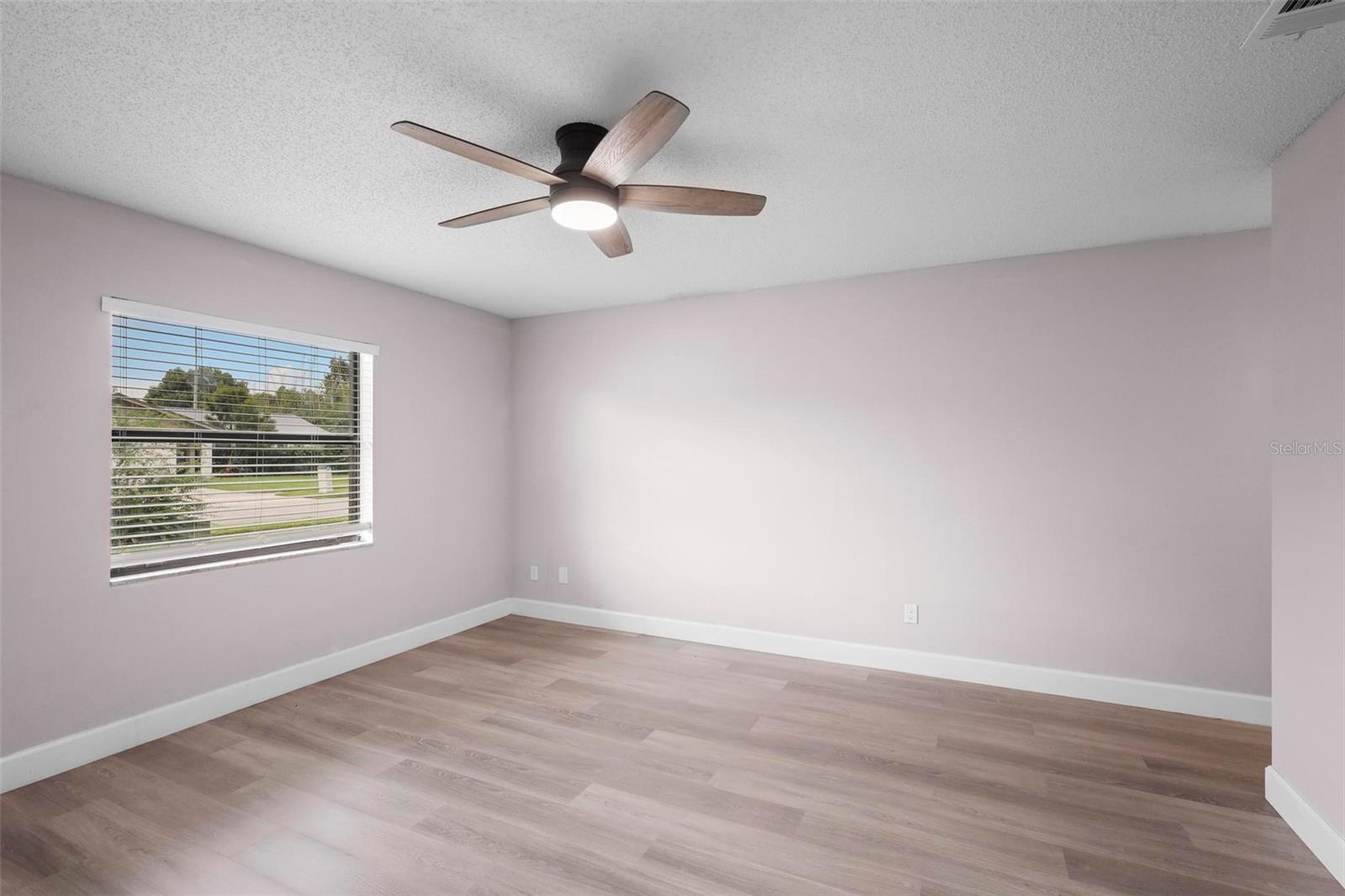 Listing photo id 23 for 10140 Bridlewood Avenue