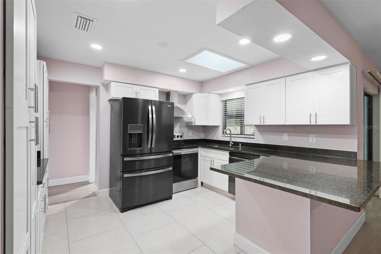 Listing photo id 4 for 10140 Bridlewood Avenue