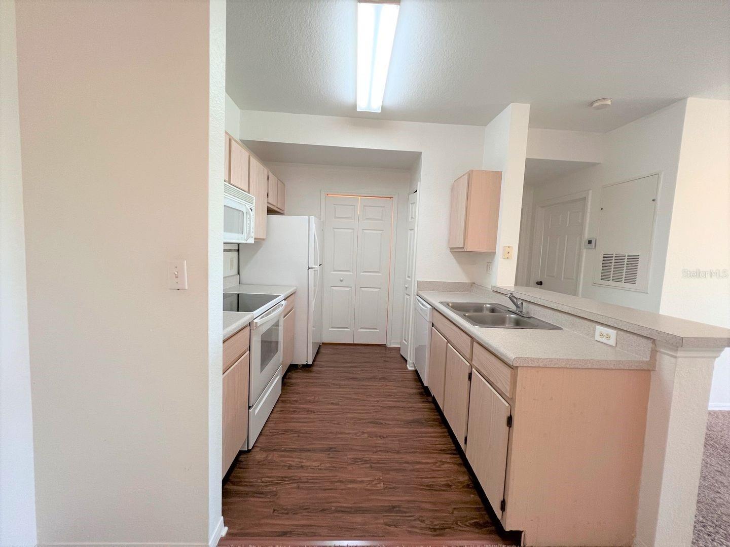 Image 3 of 14 For 5467 Vineland Road 6306