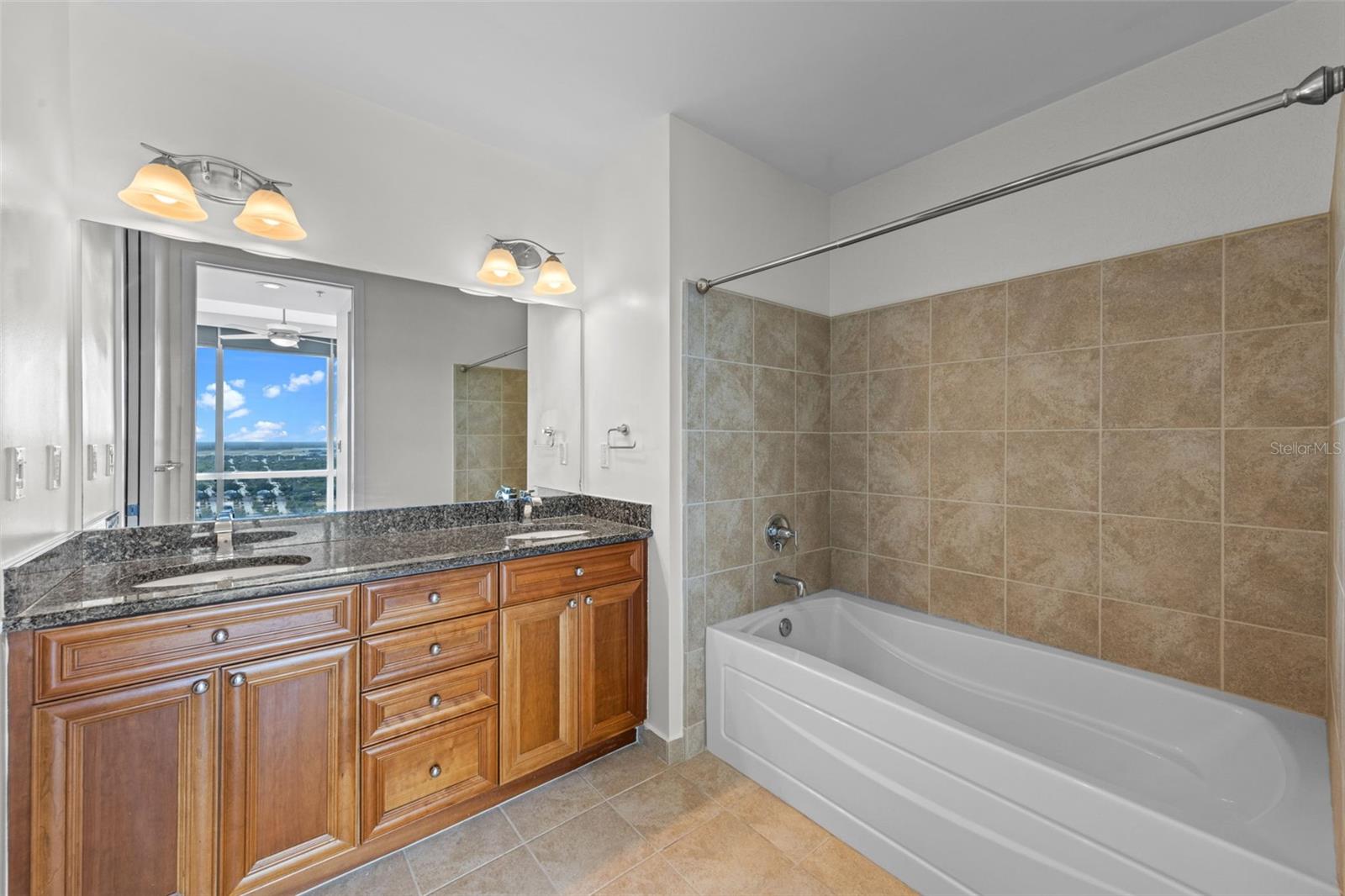 Image 19 of 40 For 150 Robinson Street 2807