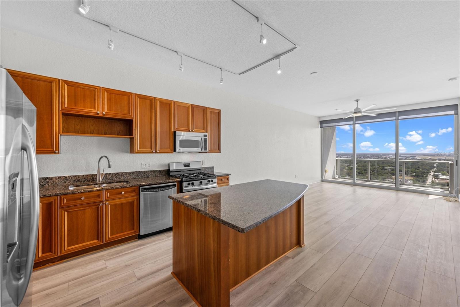 Image 7 of 40 For 150 Robinson Street 2807