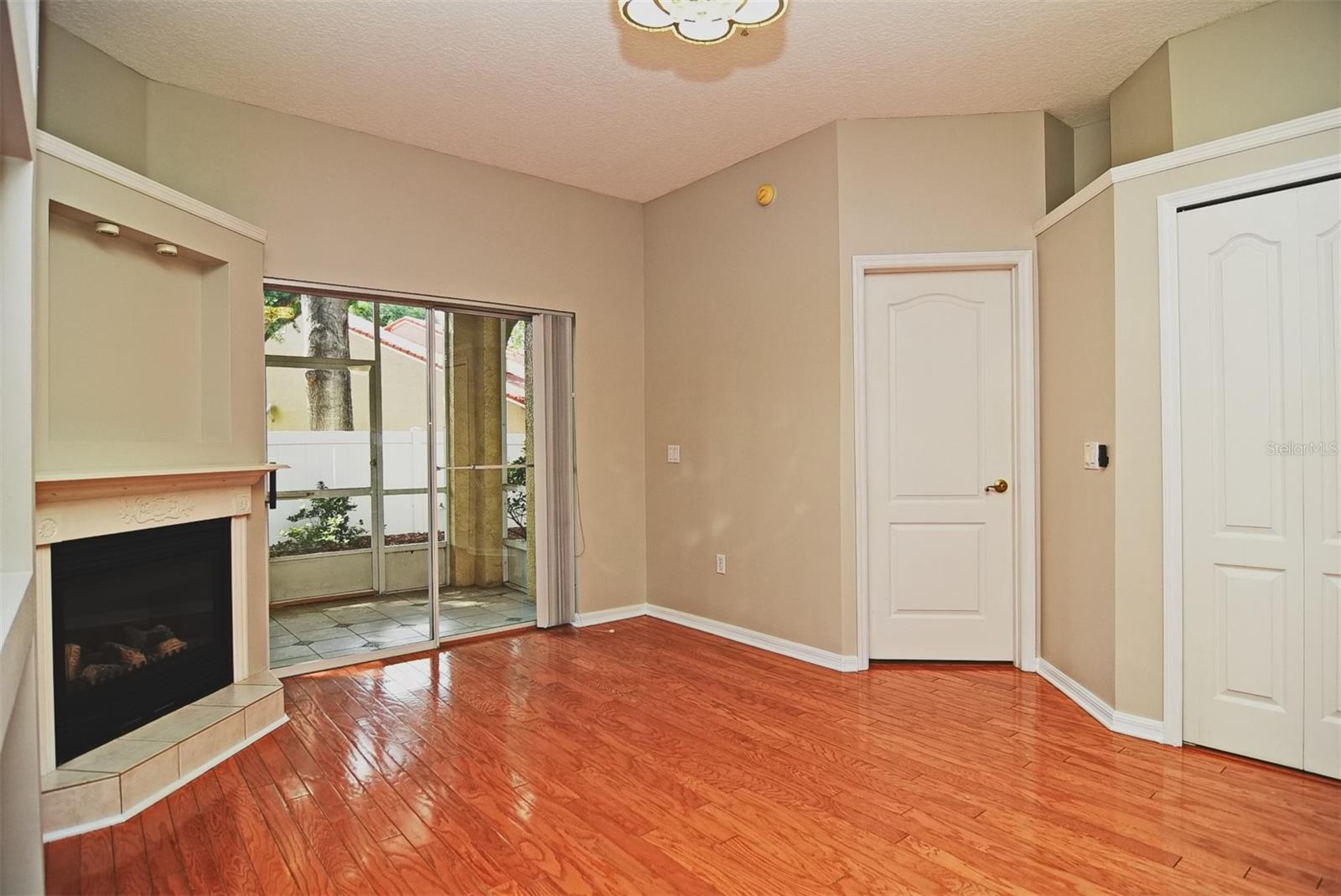 Image 12 of 29 For 698 Seabrook Court 105