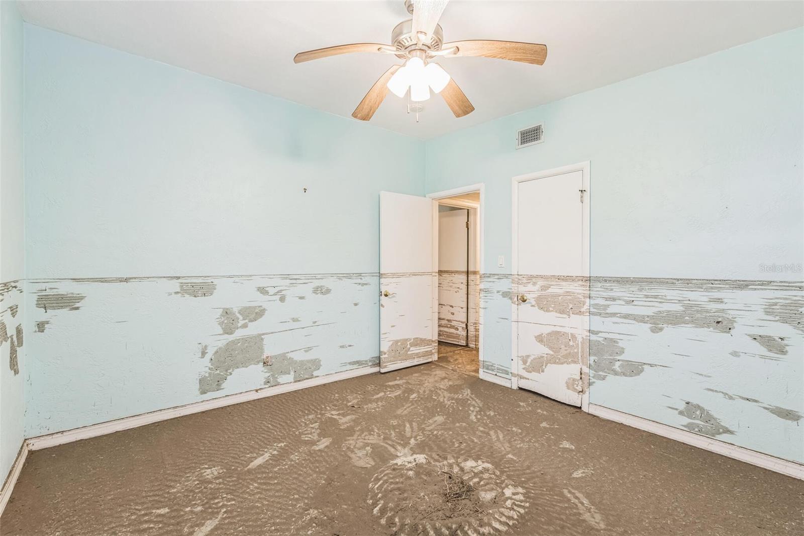 Image 23 of 41 For 15406 2nd Street E