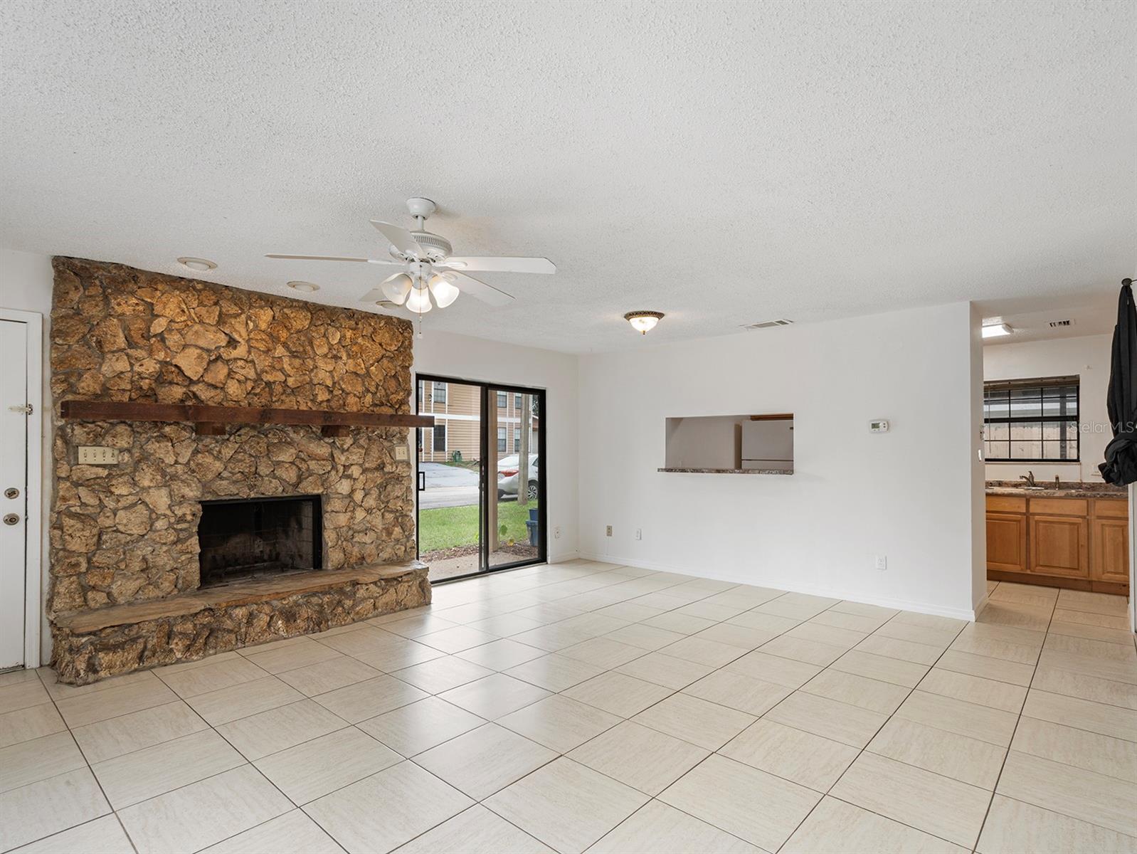 Image 11 of 25 For 445 Cottonwood Drive