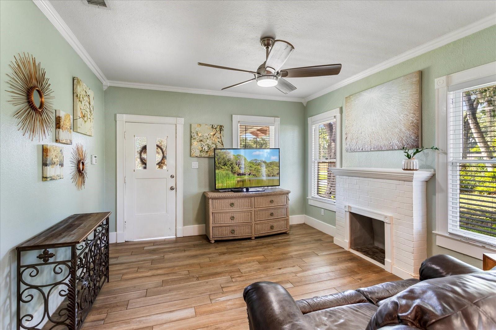 Image 4 of 18 For 2305 Magnolia Avenue