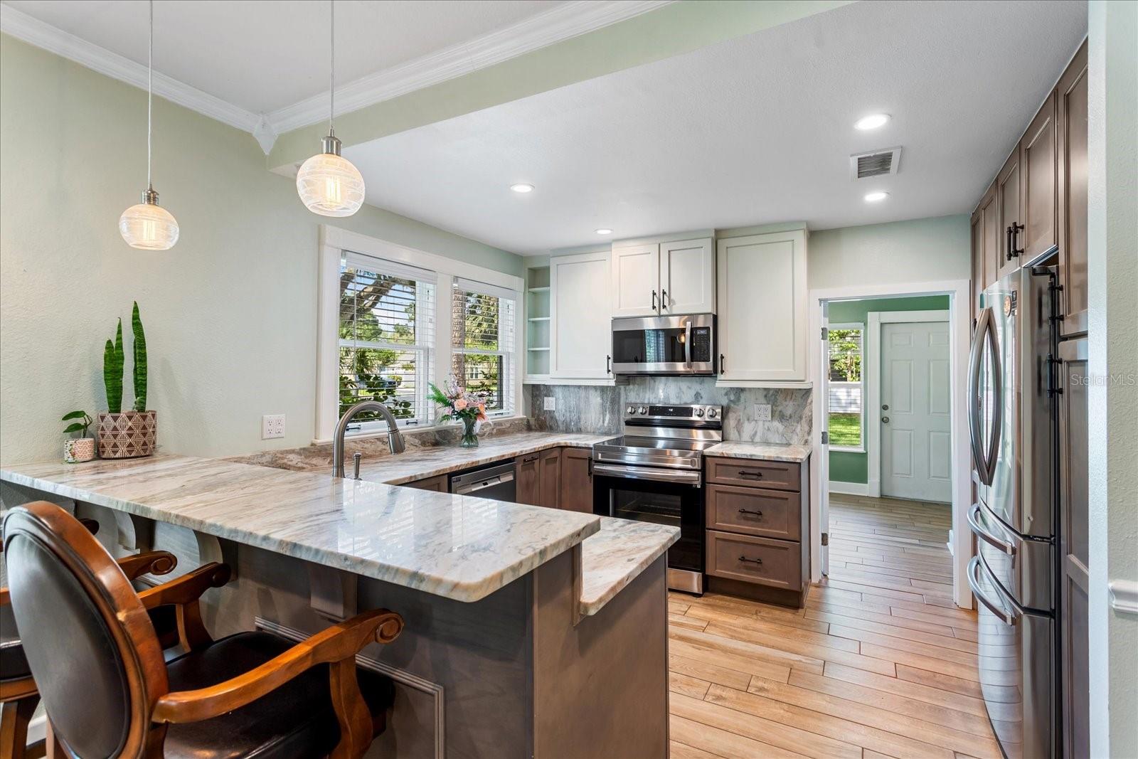 Image 6 of 18 For 2305 Magnolia Avenue