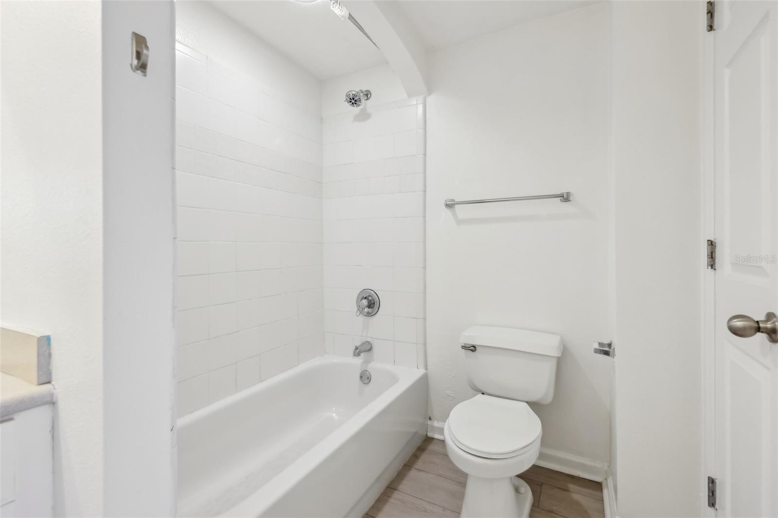 Image 13 of 34 For 322 Central Boulevard 606