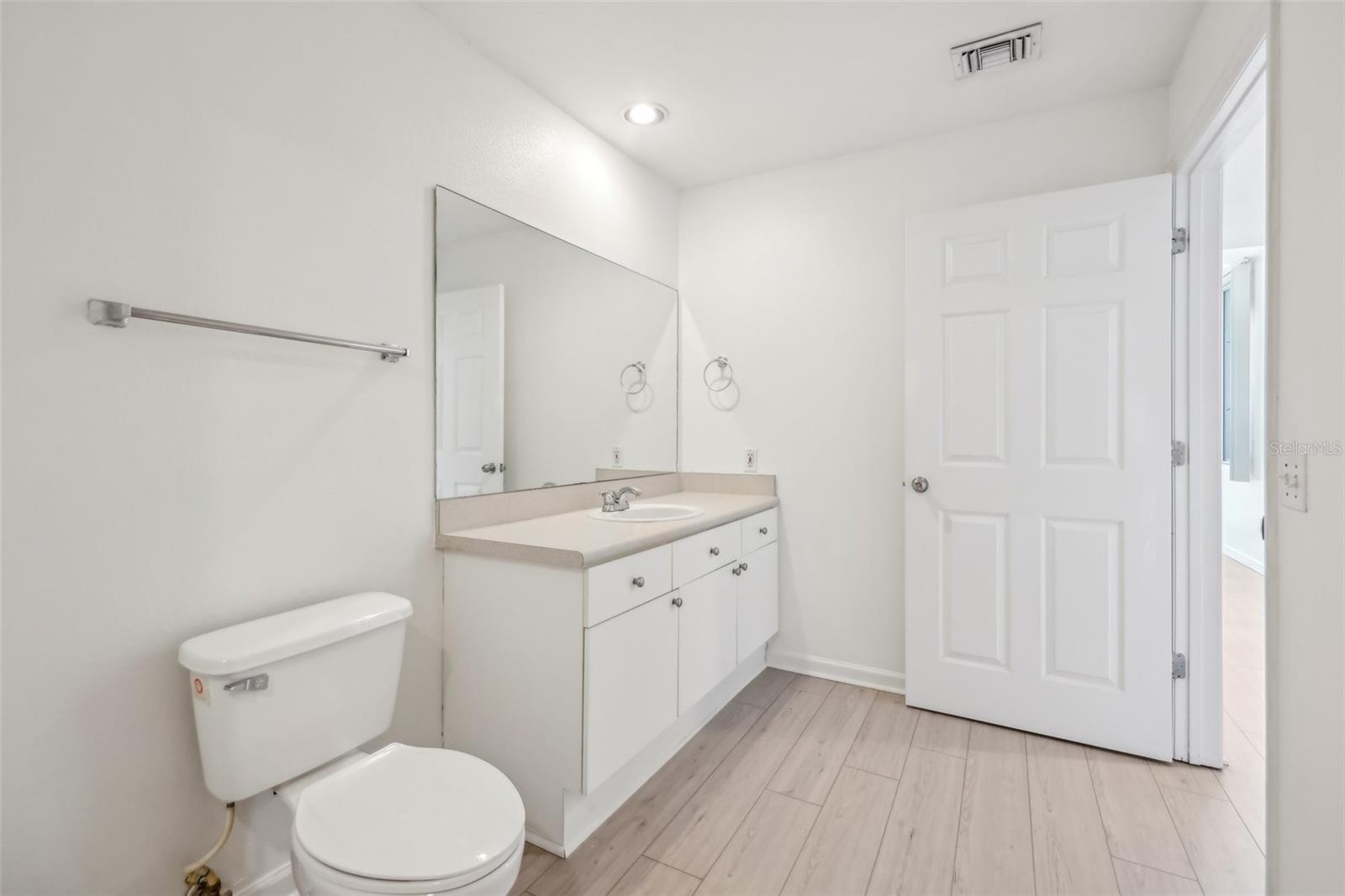 Image 18 of 34 For 322 Central Boulevard 606