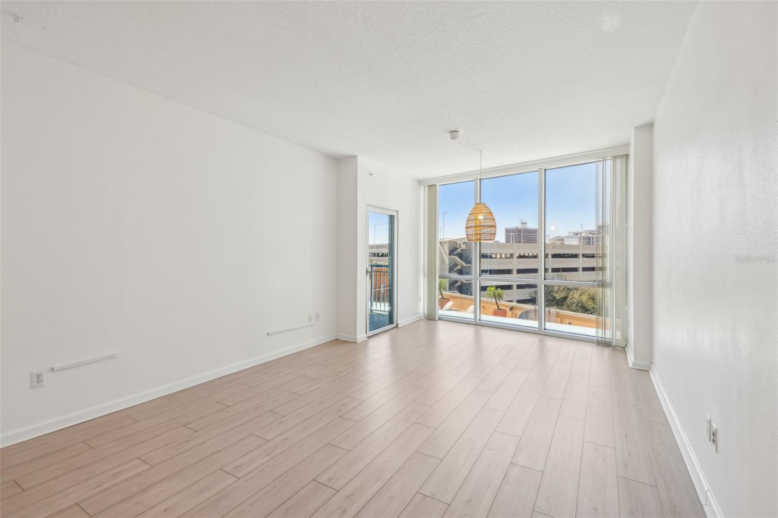 Image 4 of 34 For 322 Central Boulevard 606