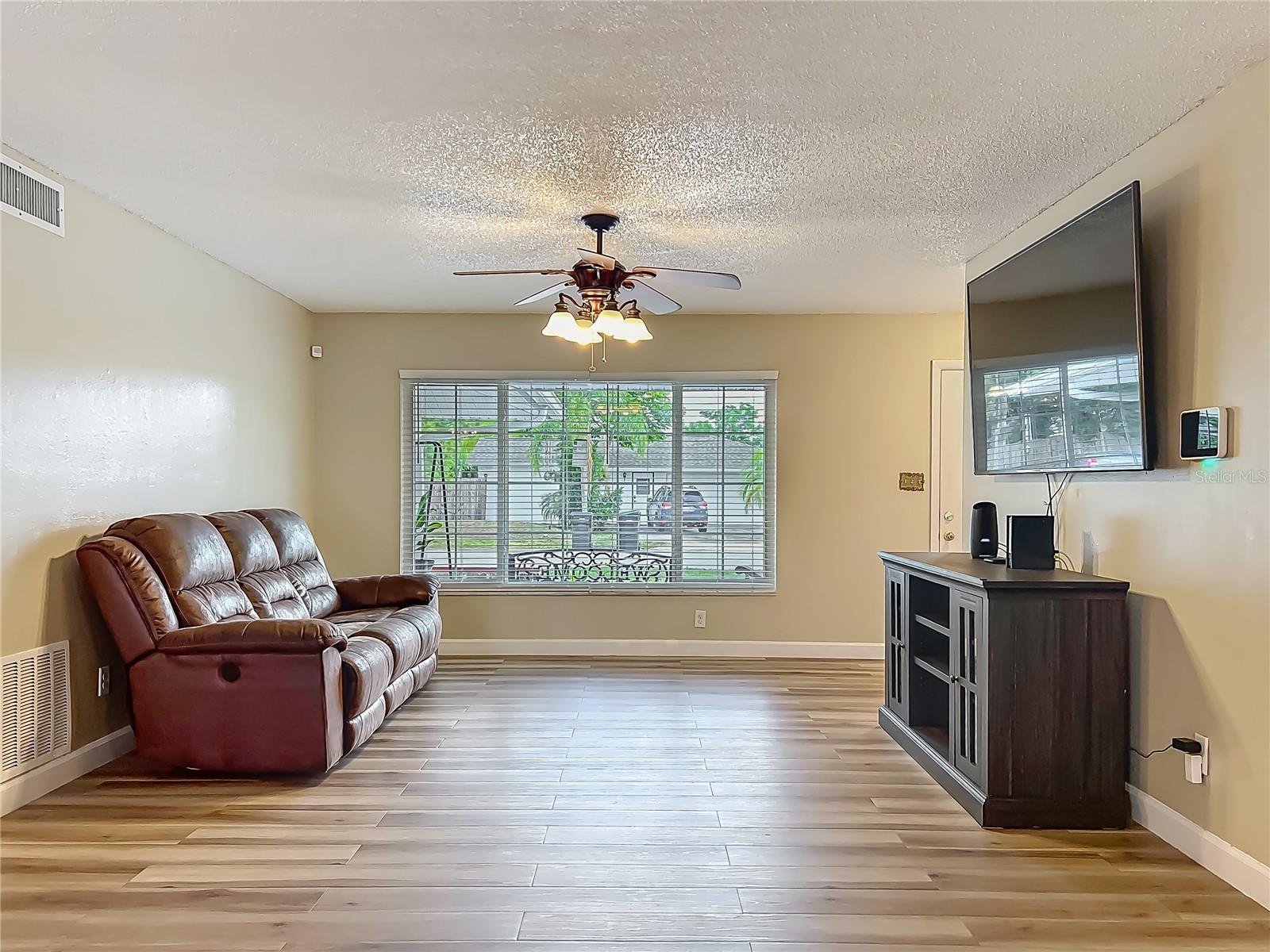 Image 11 of 72 For 898 Hendry Drive